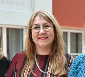 Profilbild på Kerstin, kvinna med långt hår och glasögon.