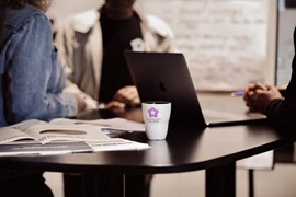 Mugg Högskolan Dalarna logotyp bord inomhus kontor