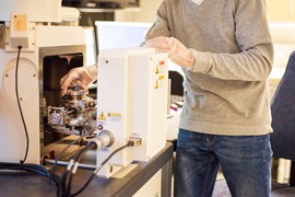 Man står inomhus maskin håller