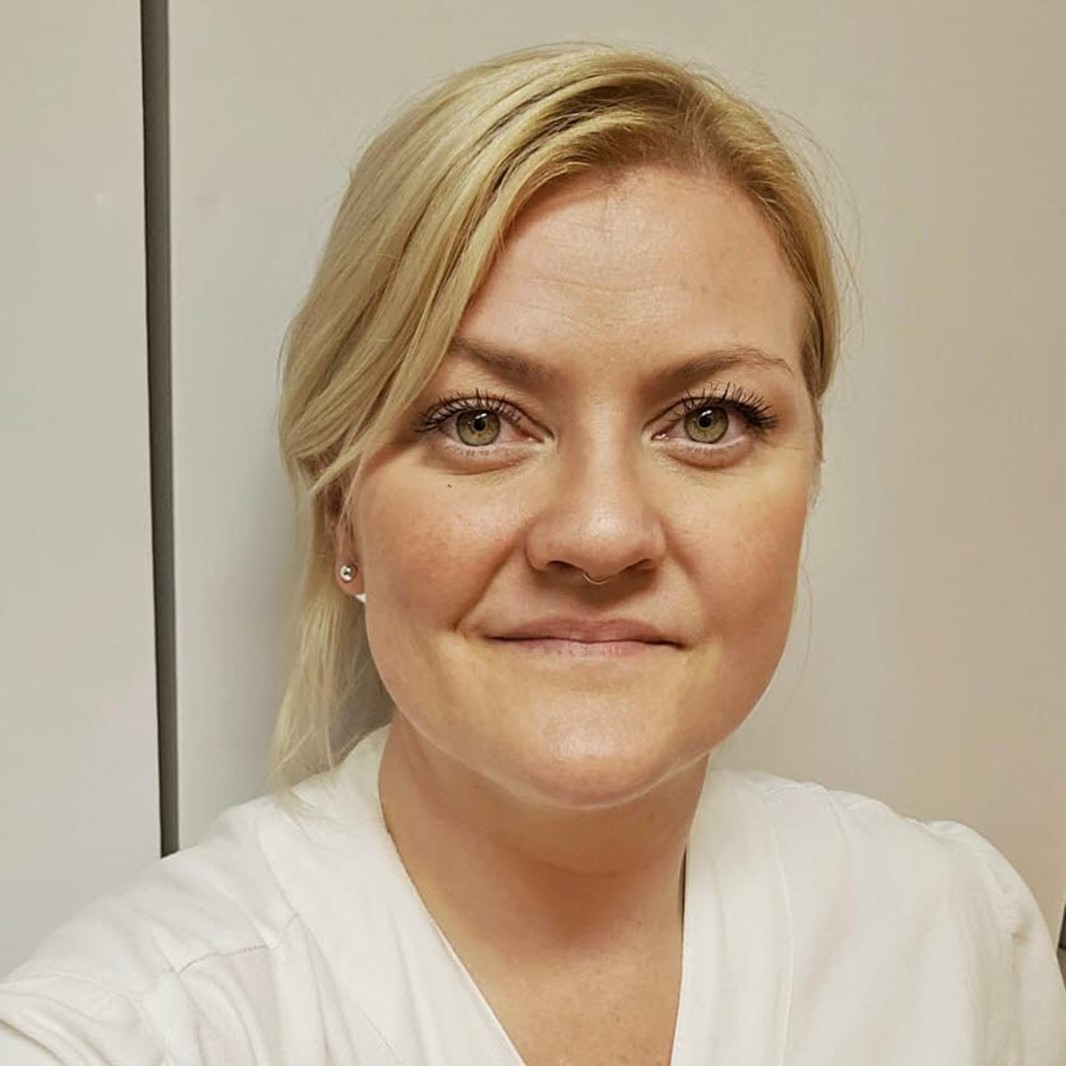 Alex Baier i sjuksköterskekläder