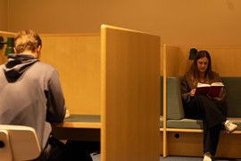 Två personer läser