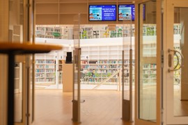 öppna dörrar in till biblioteket i Falun