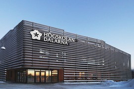 Vinterbild på Högskolan Dalarna biblioteksbyggnad i eftermiddagsljus