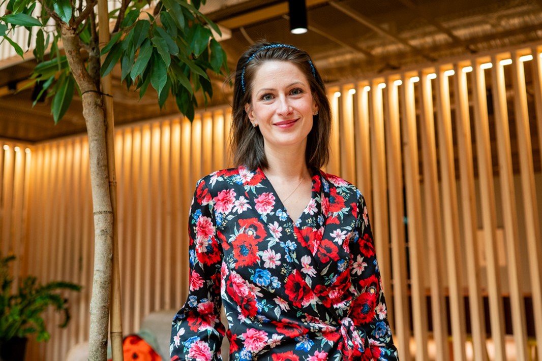 Kvinna står inomhus