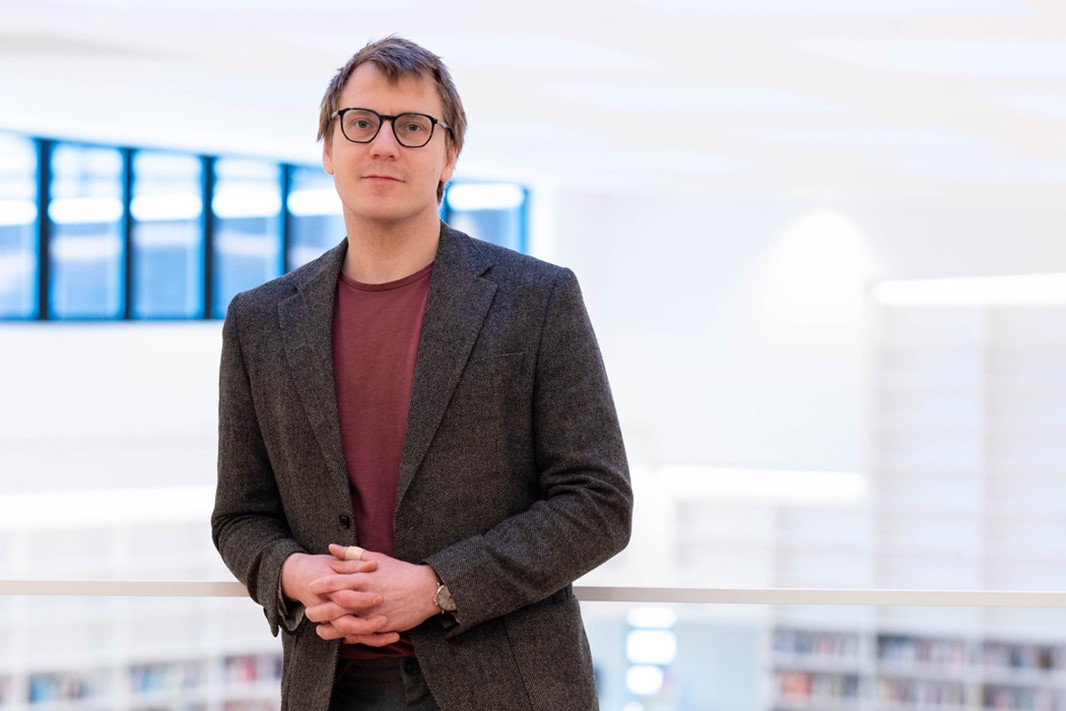 Gustav Borsgård, i biblioteket på Campus Falun 