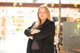 Johanna som poserar i en ljusgård. 