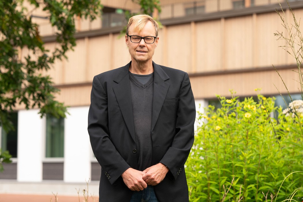 Kenneth Carling framför Campus Borlänge. 