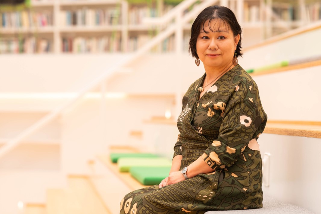 Mariya sitter i biblioteket på Campus Falun.