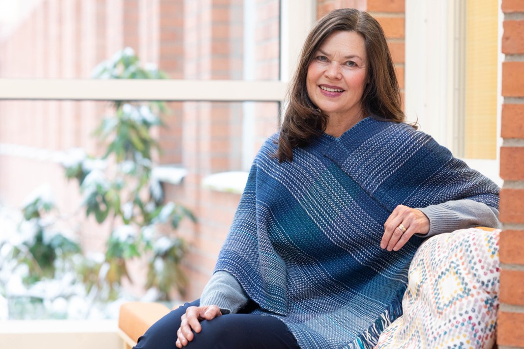 Susanna Nordin sitter på en bäck.