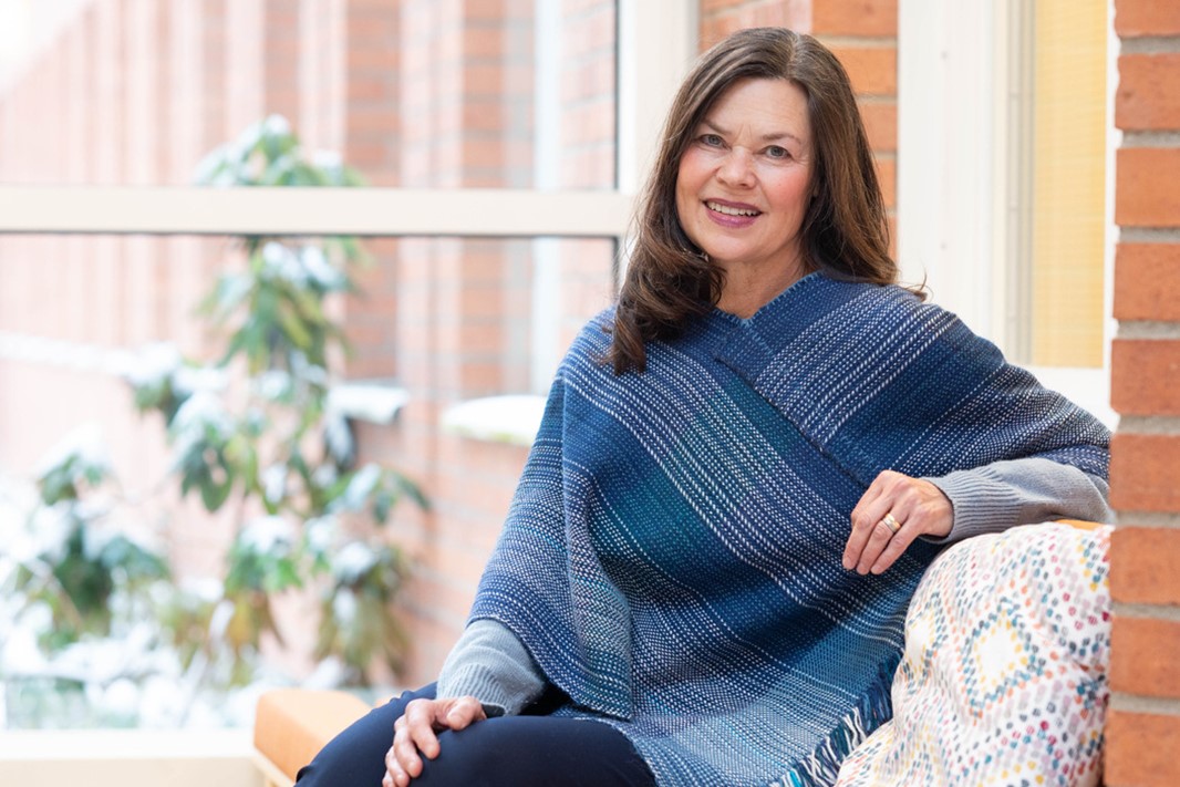 Susanna Nordin sitter på en bänk.